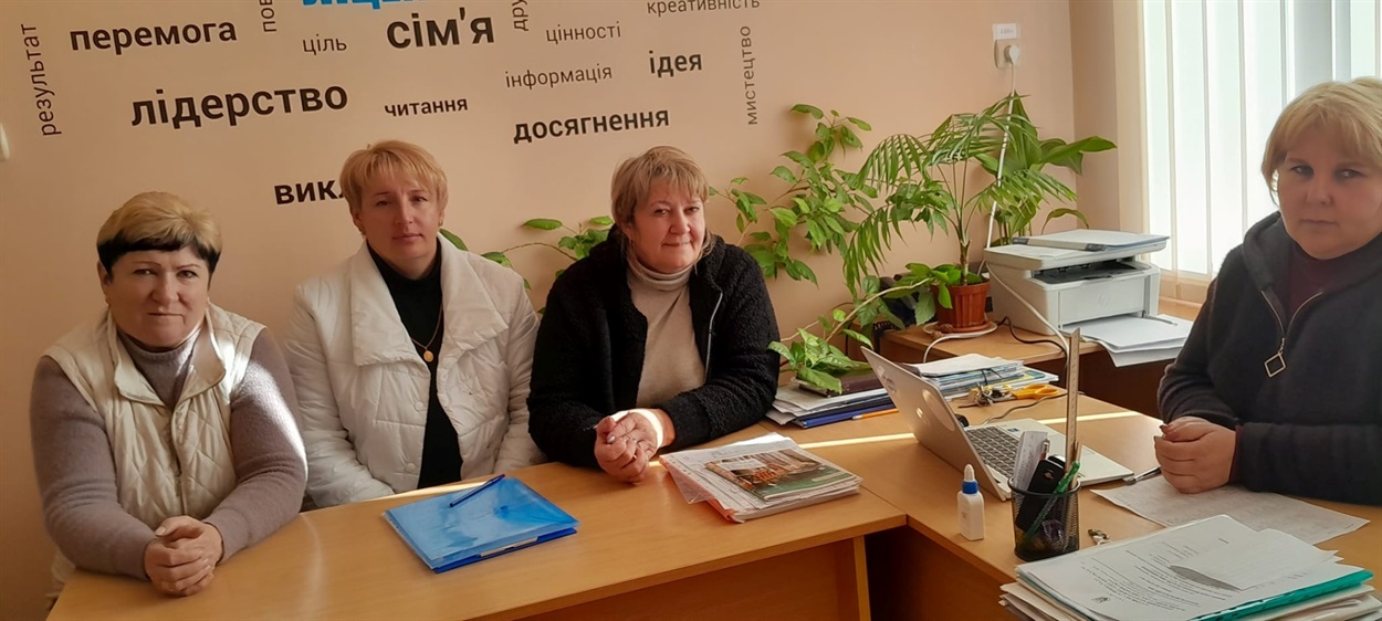 Директорка служби у справах дітей Олена Хамзіна та начальниця Центру соціальних служб Захарівської громади Наталія Абраменко (в центрі) під час відвідування Палівського ліцею