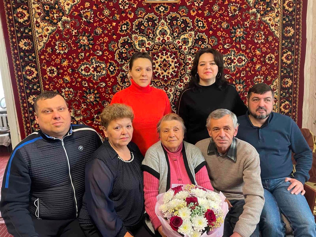 Рідні прийшли привітати ювілярку