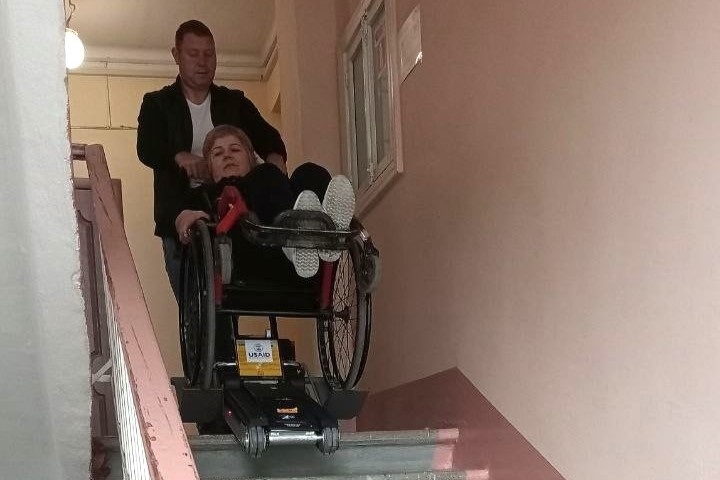 Надія Лєнц випробовує сходохід 