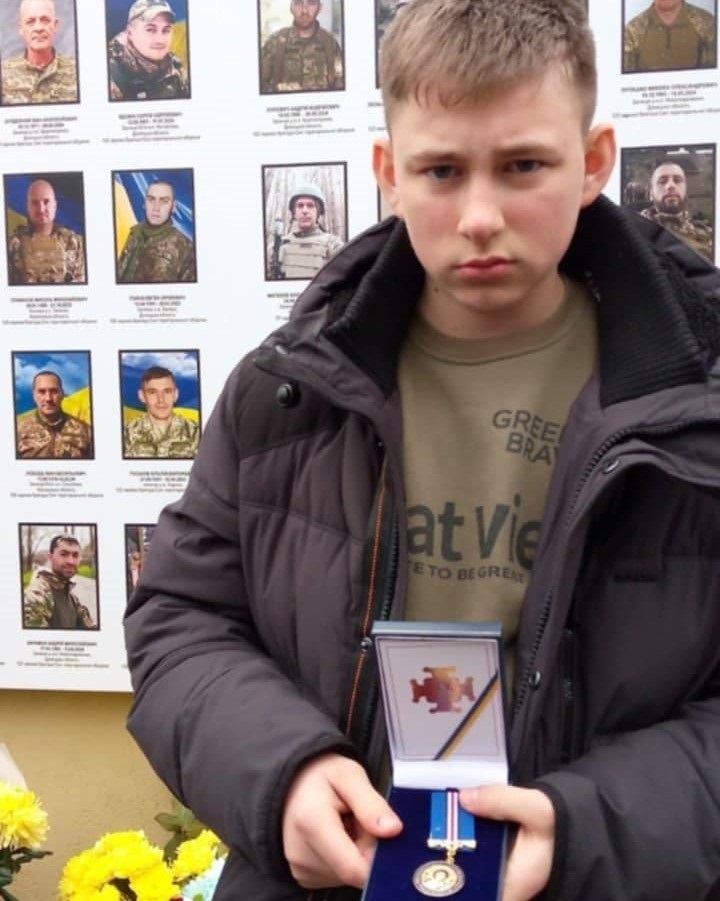 З нагородою загиблого батька