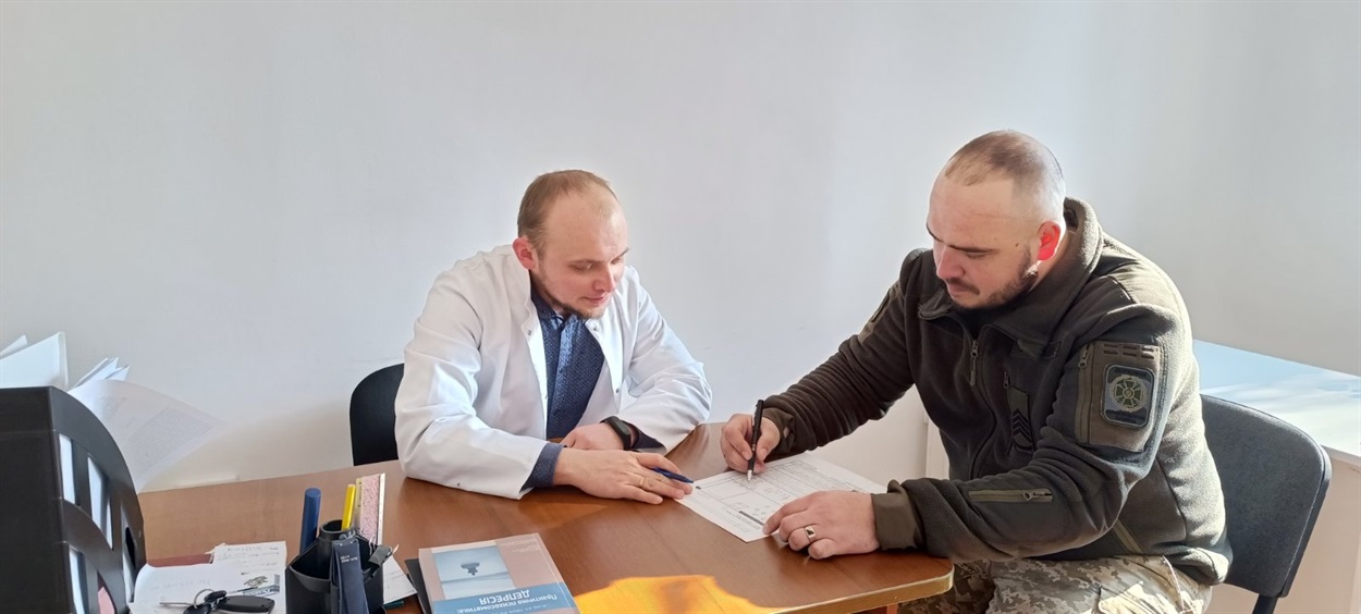 Іван Гуд консультує військовослужбовця