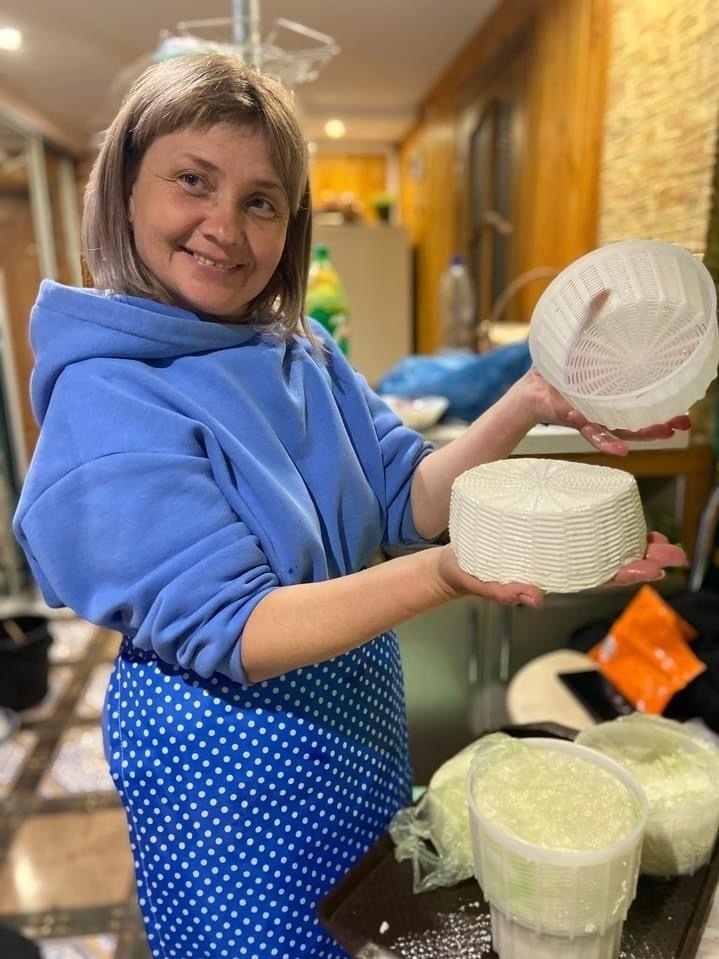 Олена Дроздовська з щойно виготовленою бринзою (село Ясенове Любашівської громади)
