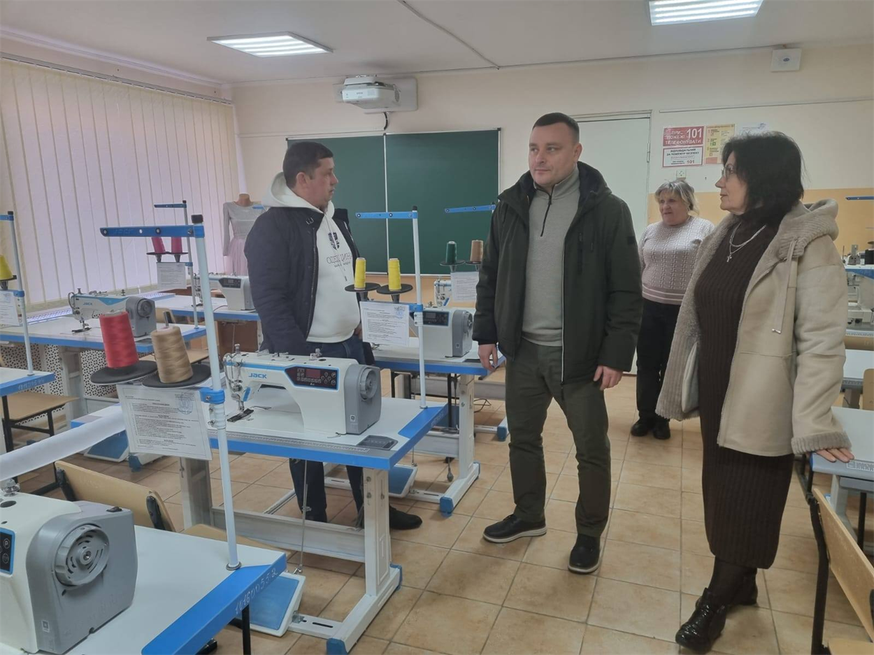  В Ананьївському професійному аграрному ліцеї. Праворуч - директорка Галина Андріївна Медюк.
