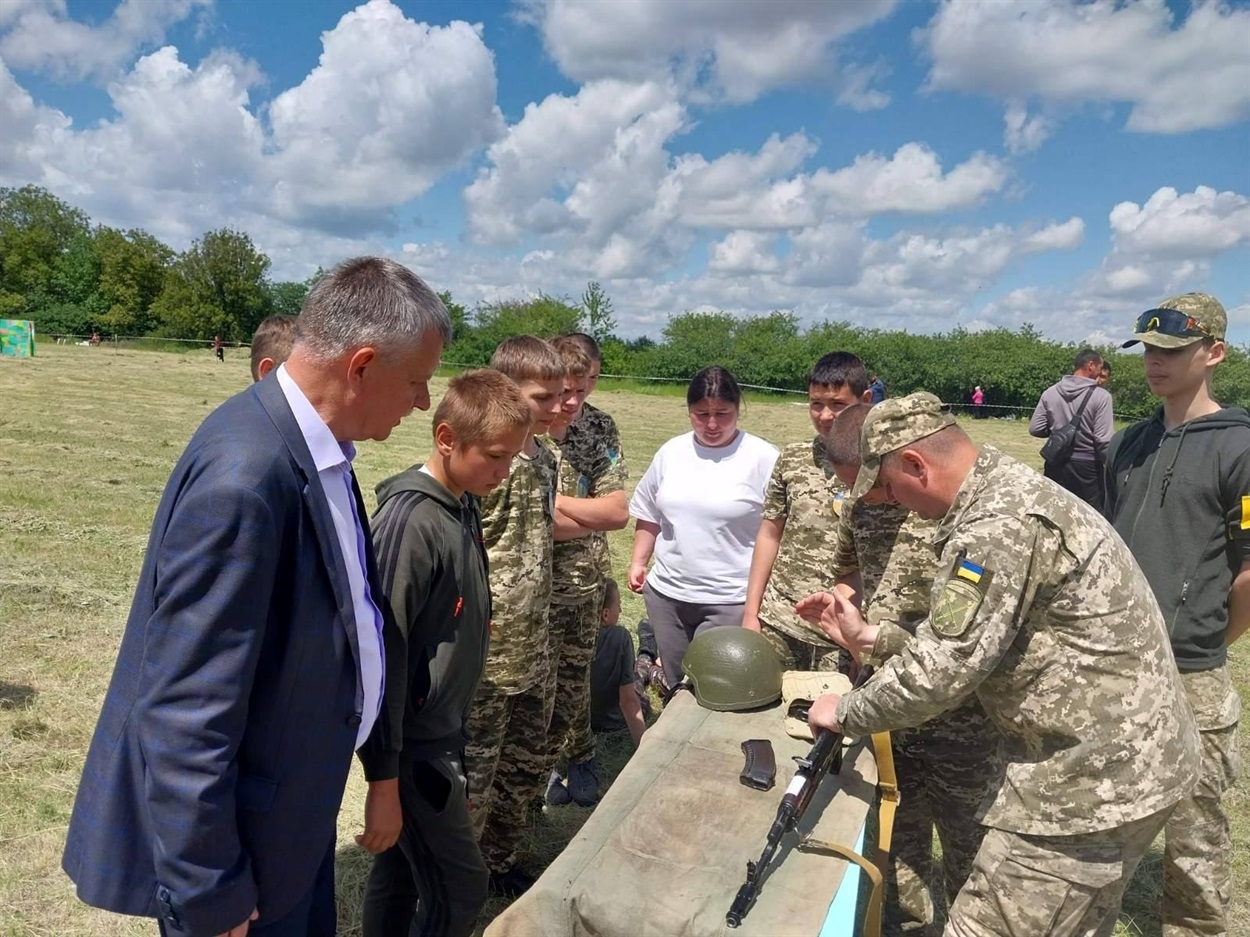 Захарівський селищний голова Олексій Осійчук спостерігає за розбіркою/збіркою автомата