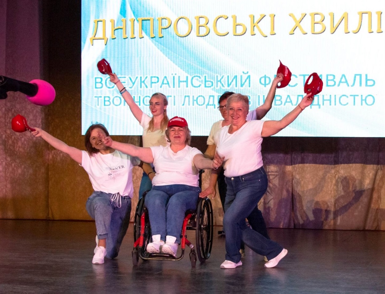 Танок-флешмоб виконали  Надія Лєнц, Майя Руденко, Вікторія Сапунова та Валентина Полібза