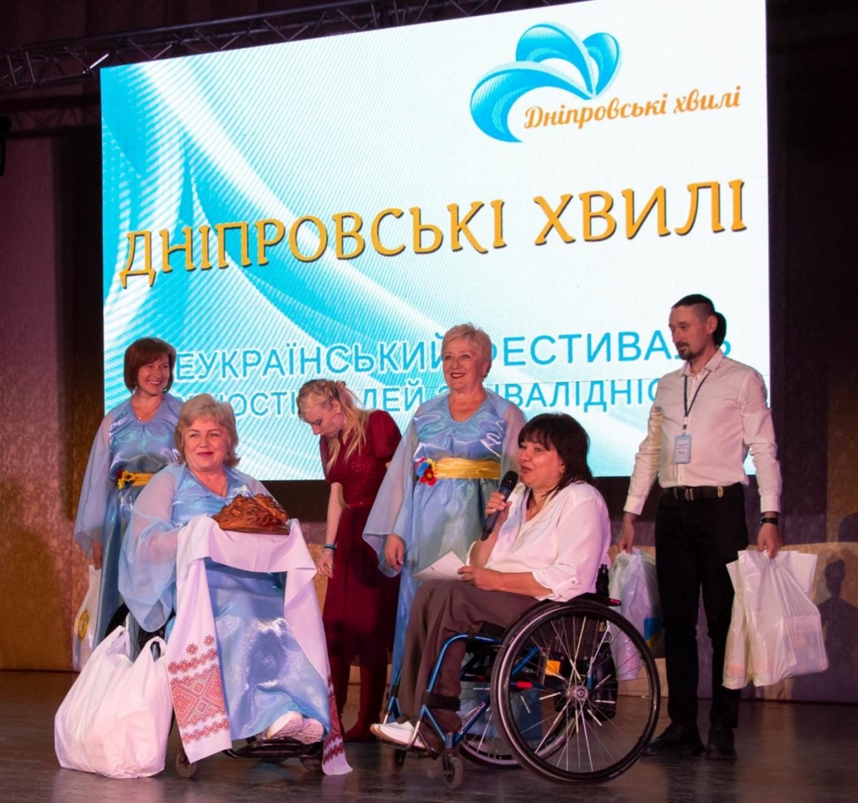 На сцені - "Балтяночка" та організаторка "Дніпровських хвиль" Наталія Капустян