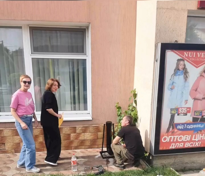 Поїлка для безпритулдьних собак в центрі Балти. Зоозахисниці Ольга Задерей та Олена Піпаш. 