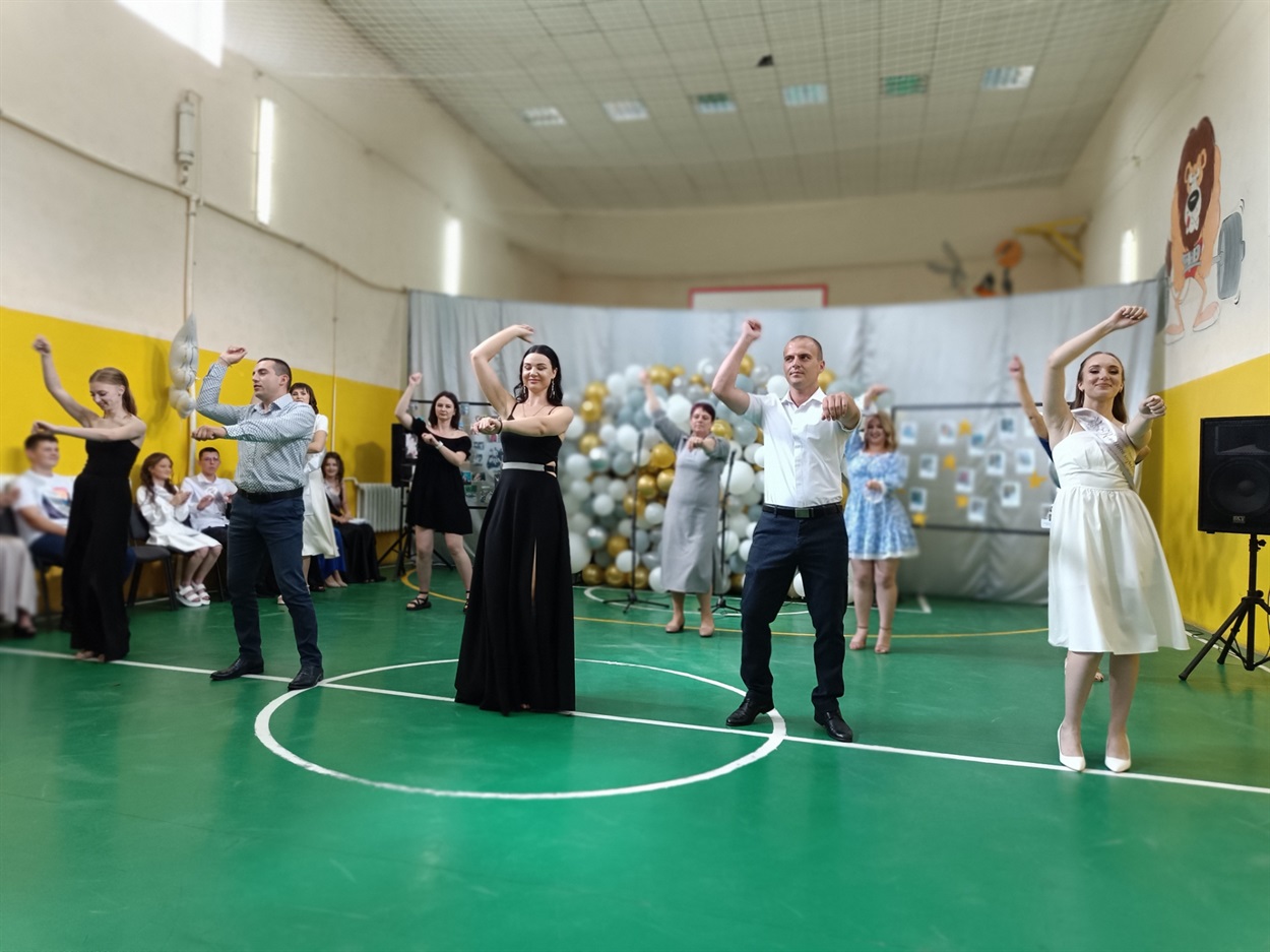 Запальний танок від випускників
