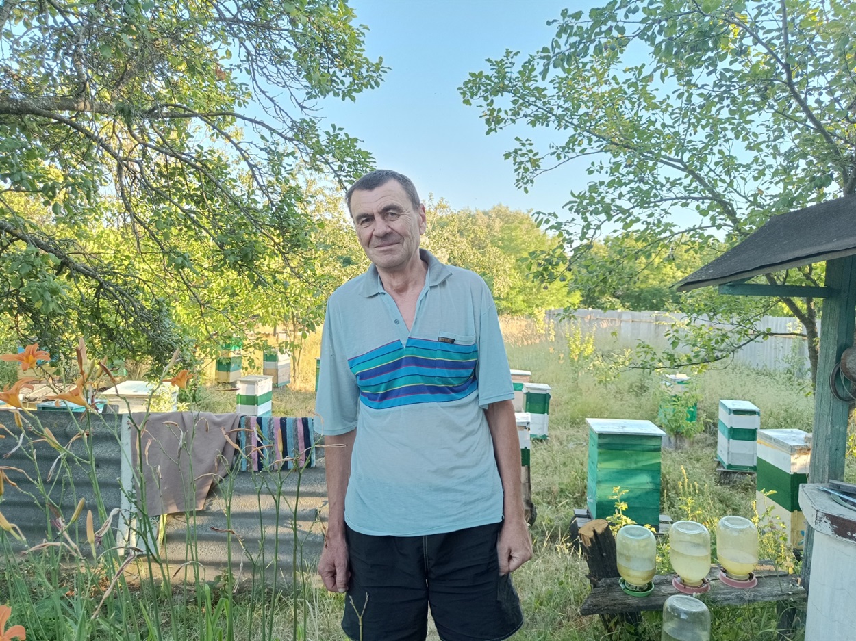Пан Олег допомагає на пасіці