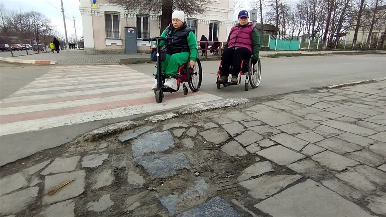 Надія Лєнц і Людмила Шелих під час обстеження Балти на безбар’єрність в 2024 році