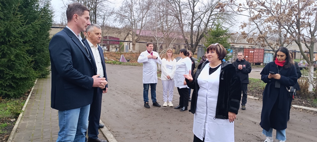 Антоніна Ганзій розповідає гостям про лікарню