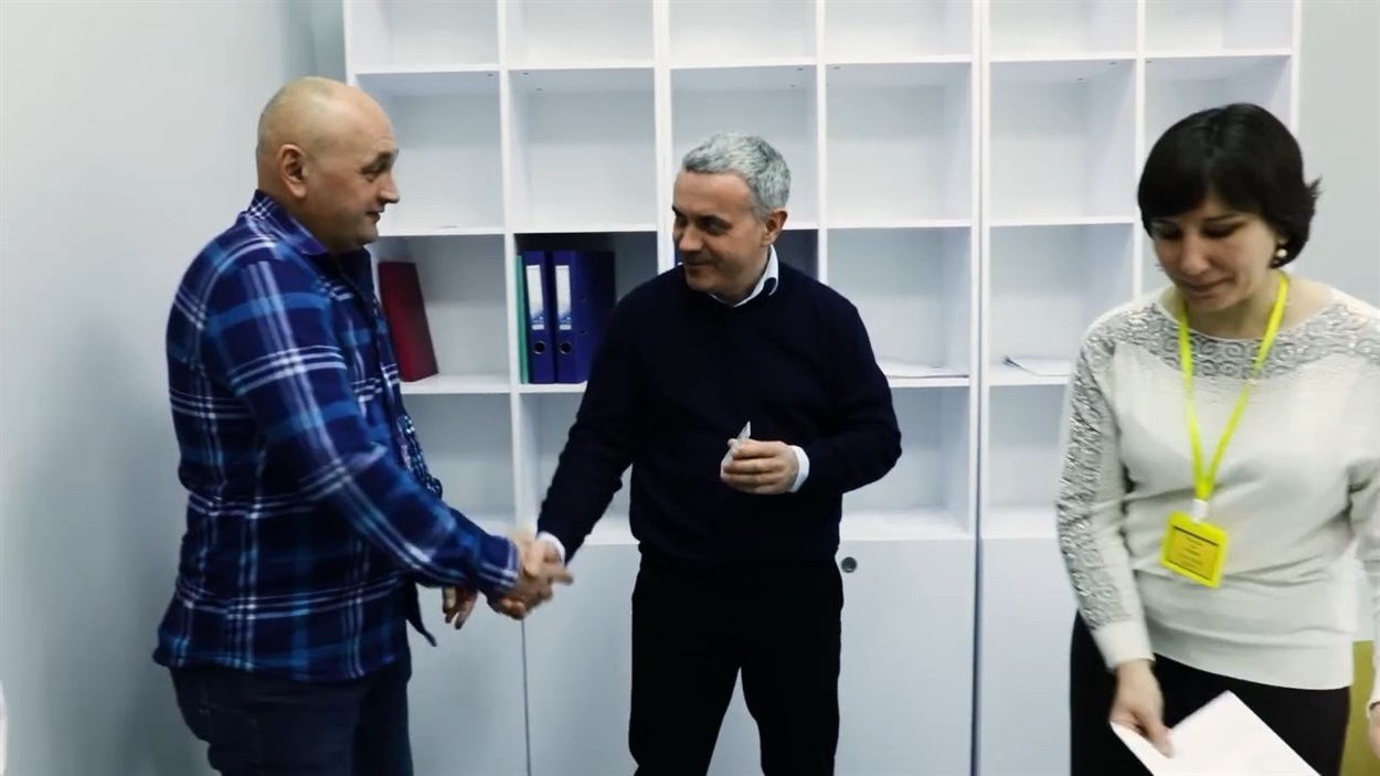 Вручення першого паспорту після відкриття