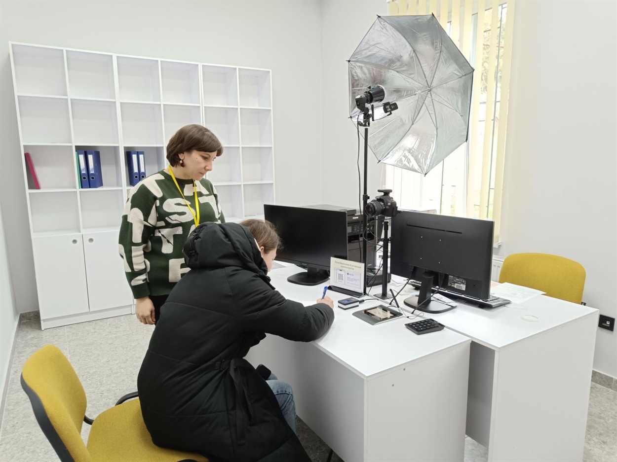 Лідія Курганська приймає чергову заявку на паспорт