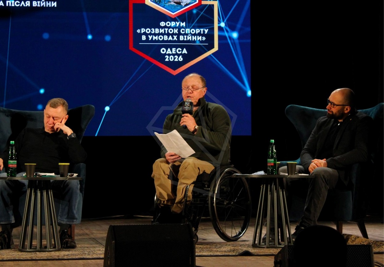 Олег Соколов виступає перед учасниками форуму