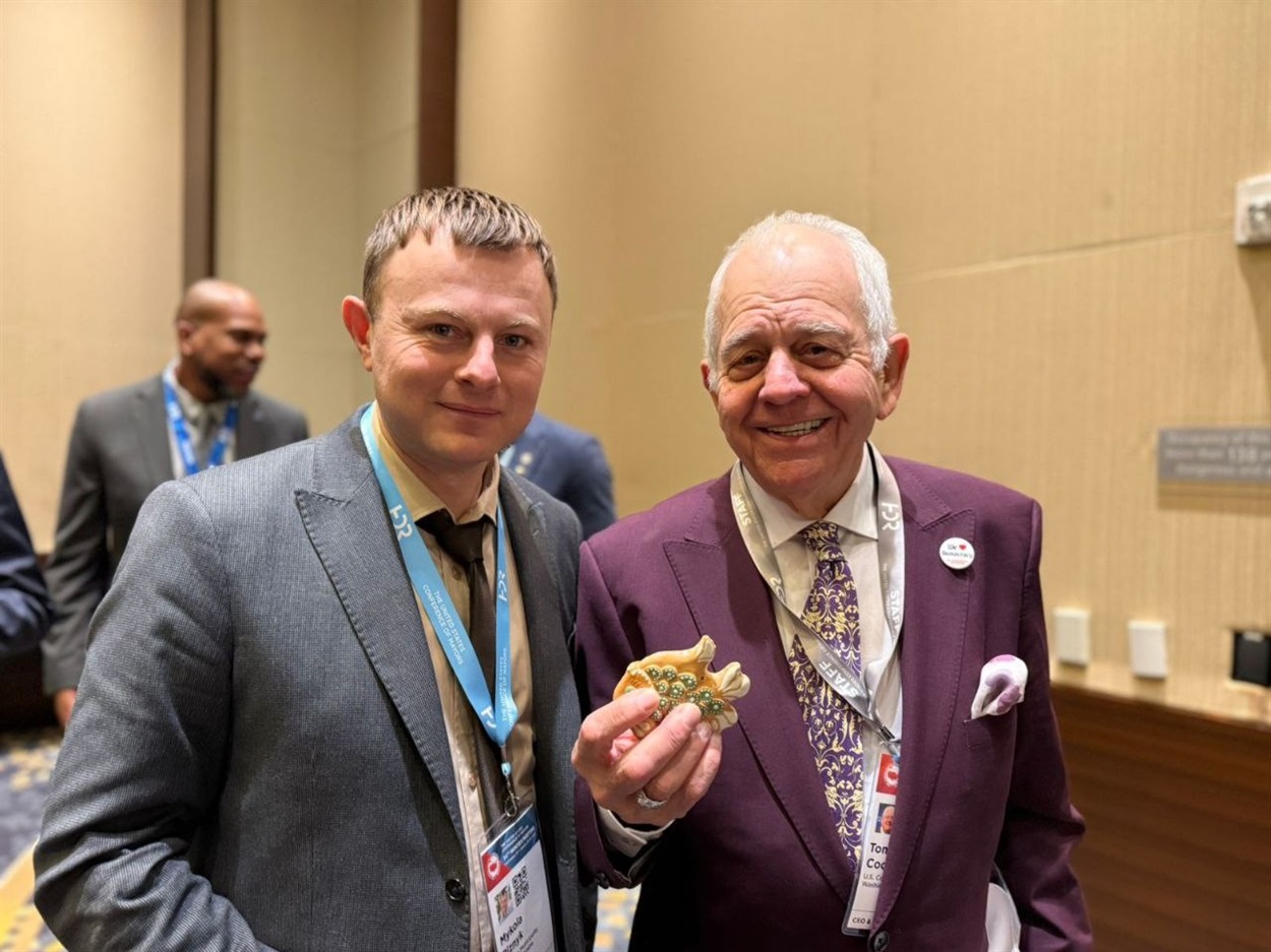 Ліворуч - Микола Різник, голова Опішнянської територіальної громади Полтавської області