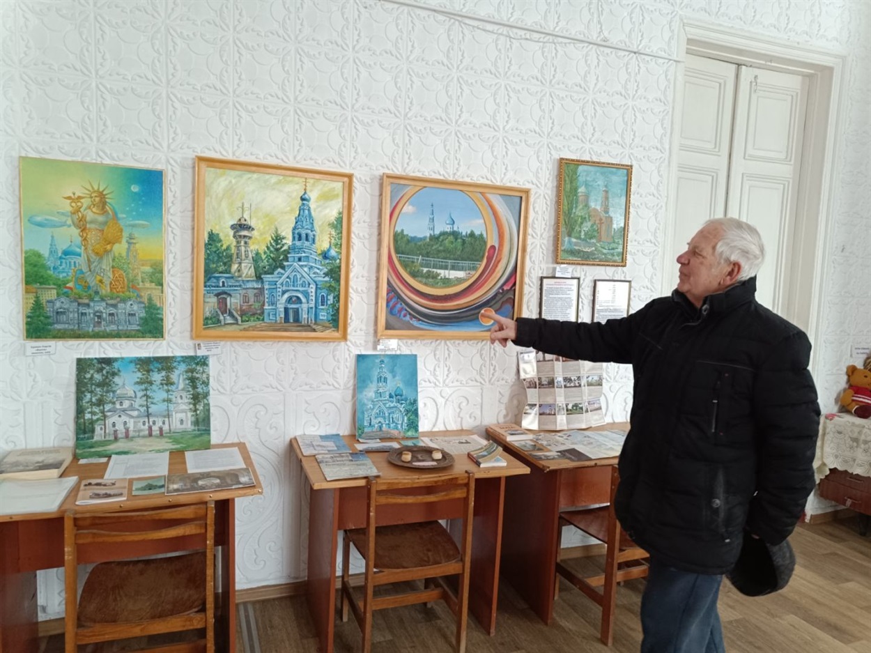 Петро Ткач - директор Балтского історичного музею проводить екскурс по виставці