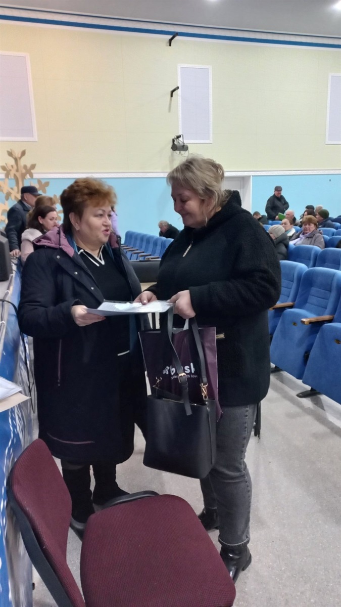 Надія Зеленчук консультує інженерку з охорони праці Захарівської селищної ради Наталію Абраменко