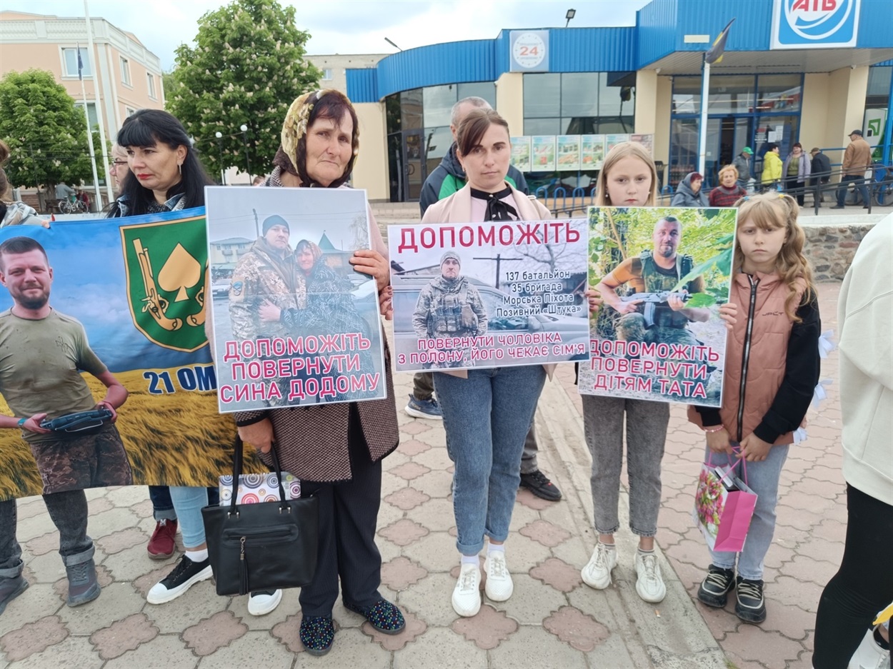 Валентин Тисячний з дружиною і донечками 