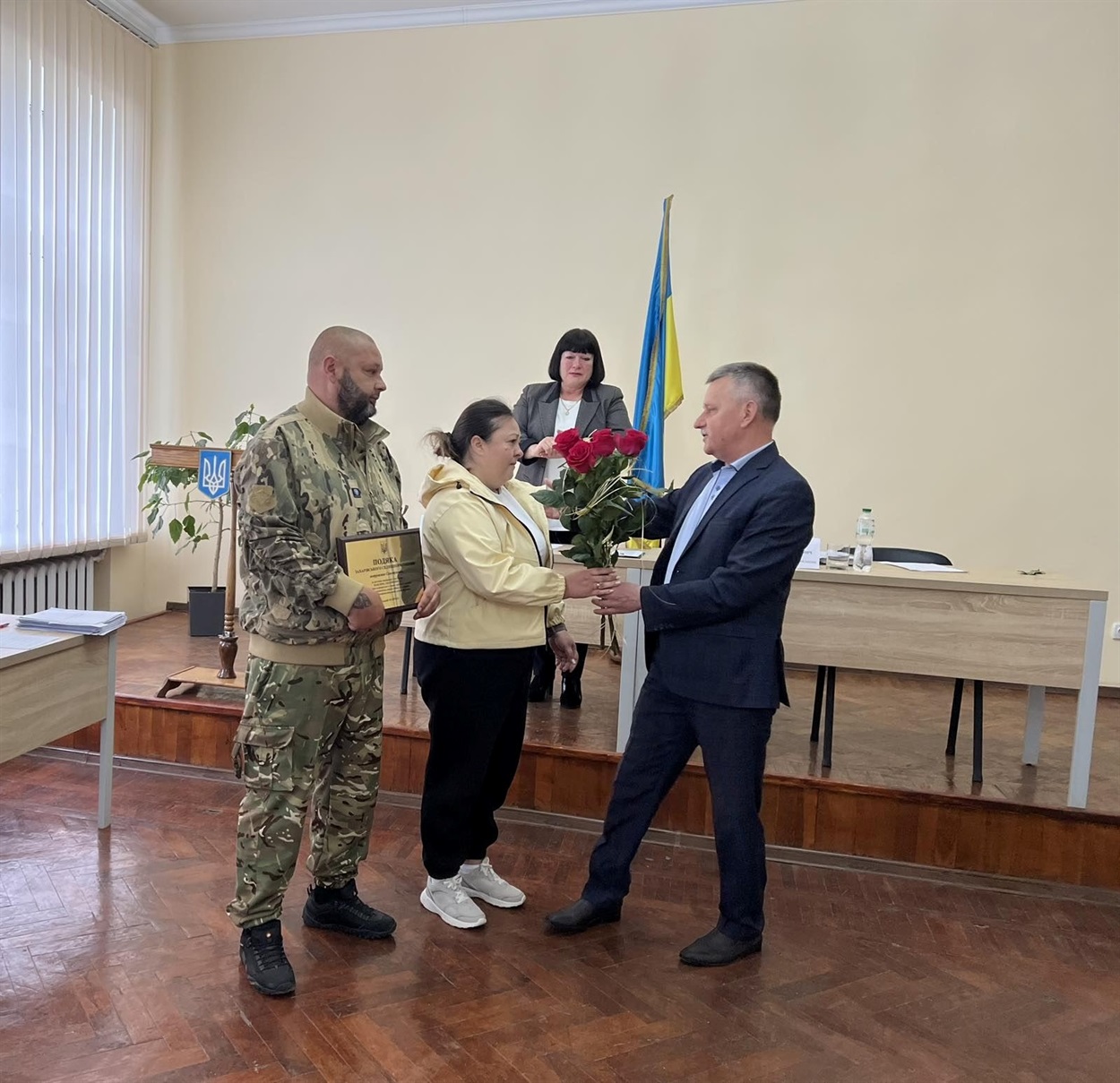 Олексій Осійчук вручає подяку батькам Максима Свистунова