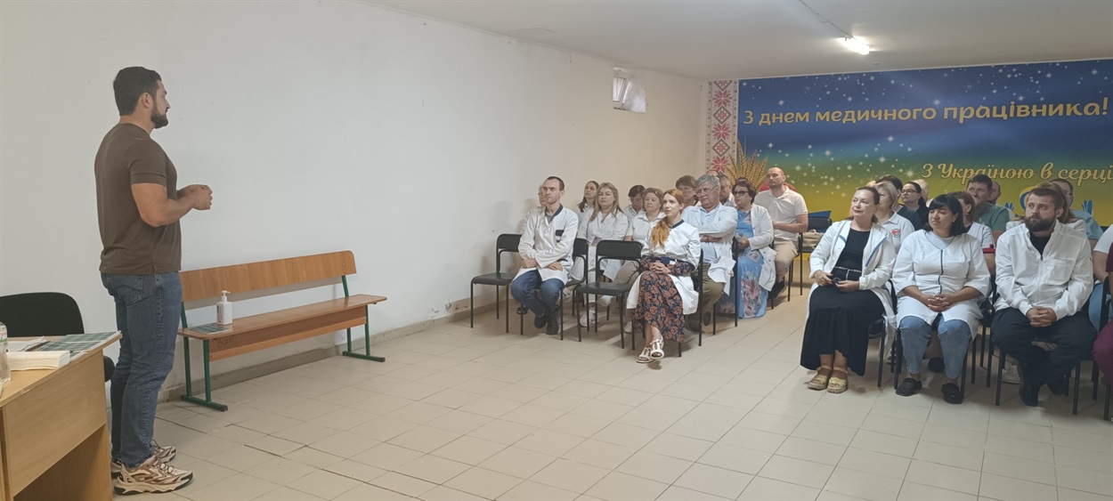 Денис Чорний спілкується з лікарями Захарівської БПЛ