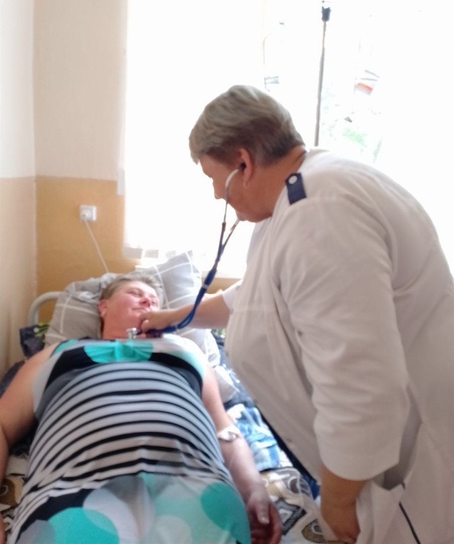Ольга Касько обстежує пацієнтку денного стаціонару