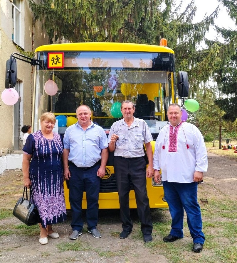 Вручення нового шкільного автобуса Гулянській гімназії