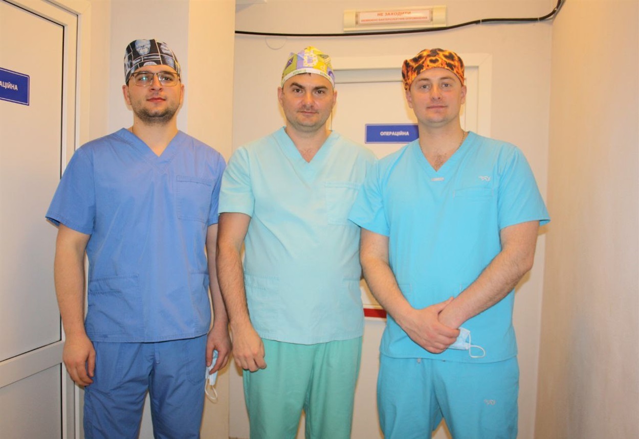 Олег Анатолійович Гузенко (в центрі). Зліва лікар-ортопед Захарівської лікарні Дмитро Олегович Клименко
