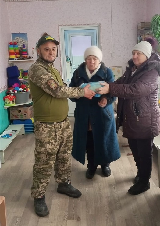 Новопавлівські вчителі передають Геннадію допомогу для захисників 