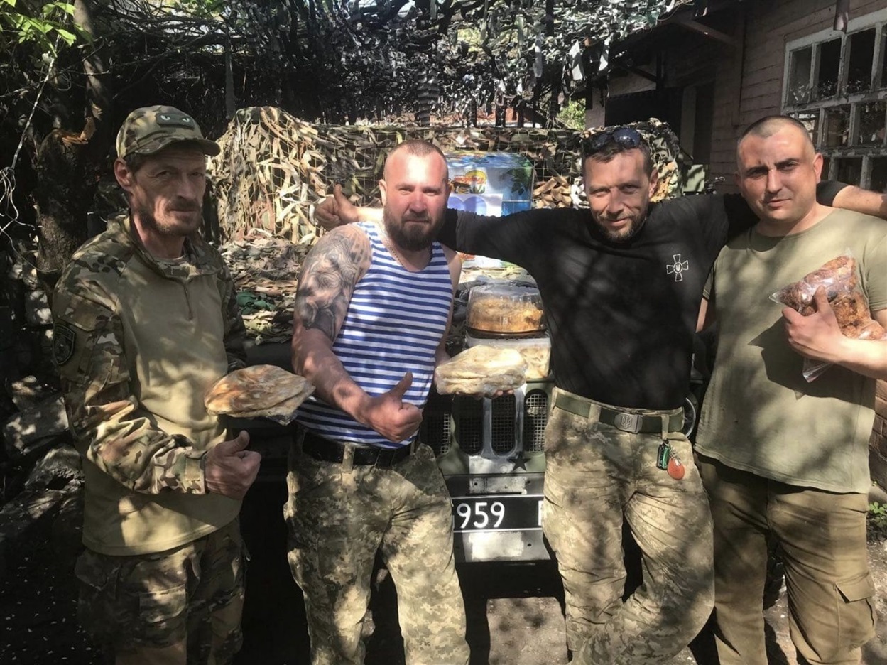 Світлини від вдячних захисників з отриманими від волонтерок самколиками