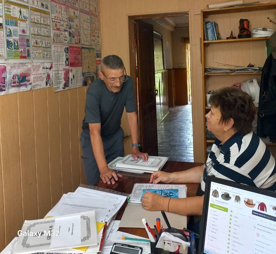 Головний інженер підприємства Олександр Дегтярюк  спілкується із Надією Зеленчук