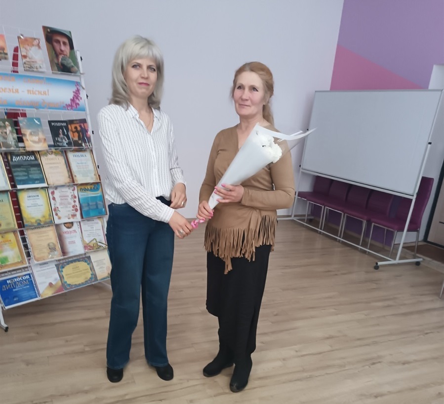 Людмила Гнатюк приймає вітання від провідного бібліографа Тетяни Мочуляк