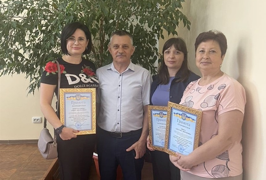 Олексій Осійчук нагородив працівниць Захарівського ЦНАПу грамотами