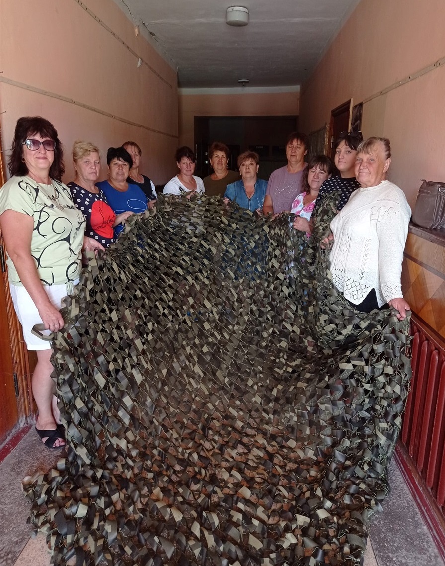 Новоєлизаветівські майстрині з черговою сплетеною сіткою