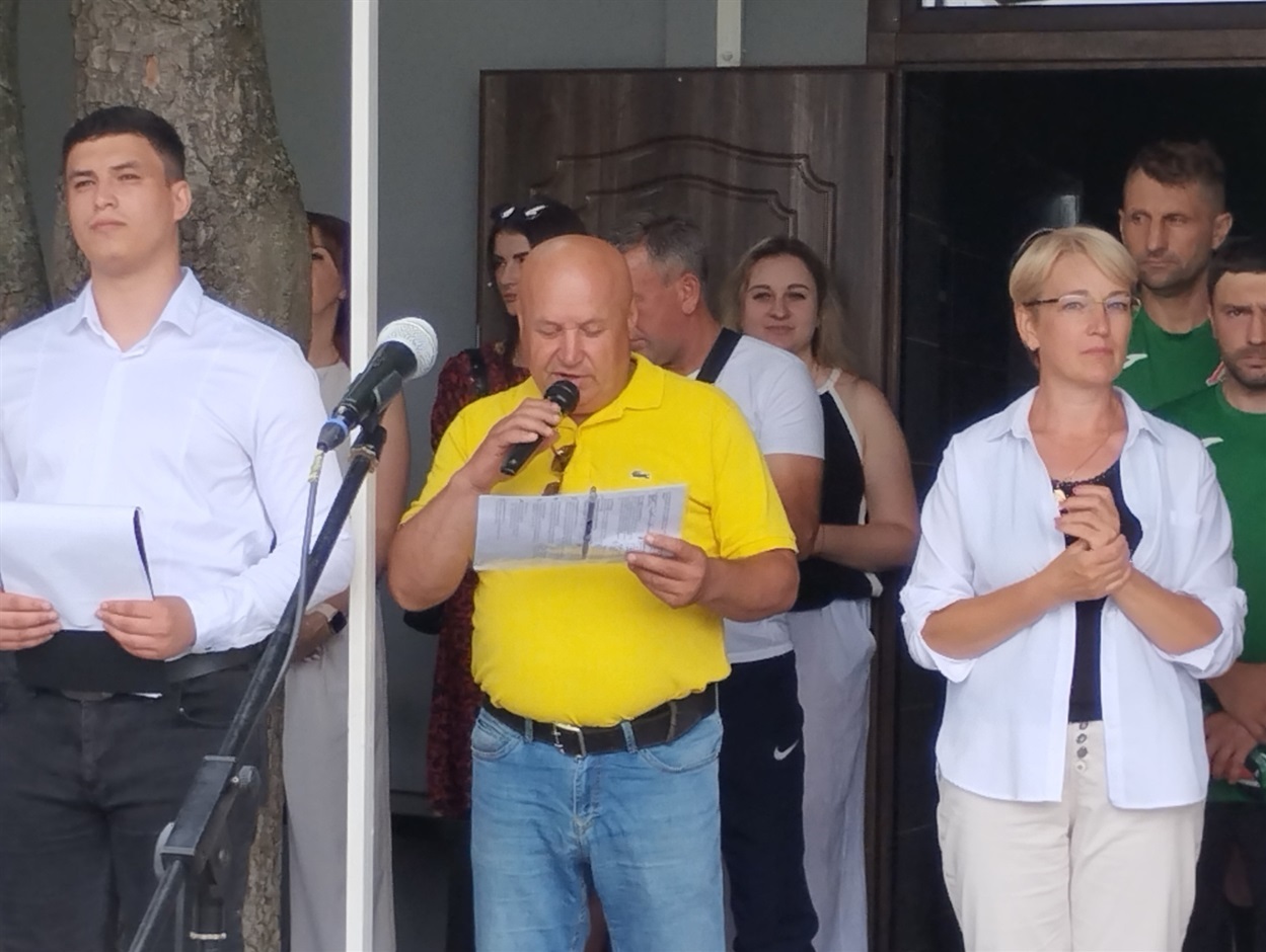 Головний коментатор матчу Віктор Іваненко у оголошує склад команд