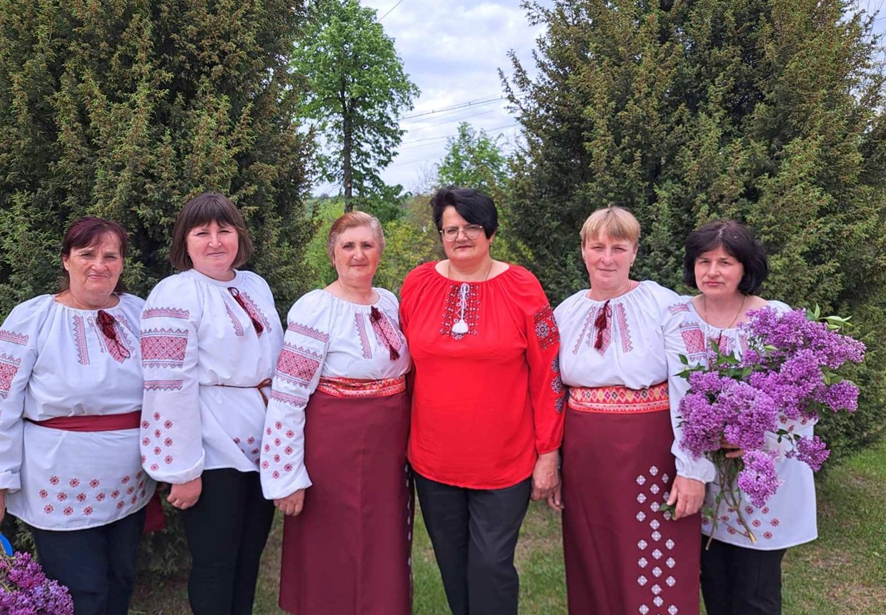 Людмила Ясніцька (в червоній вишиванці) зі своїми коліжанками