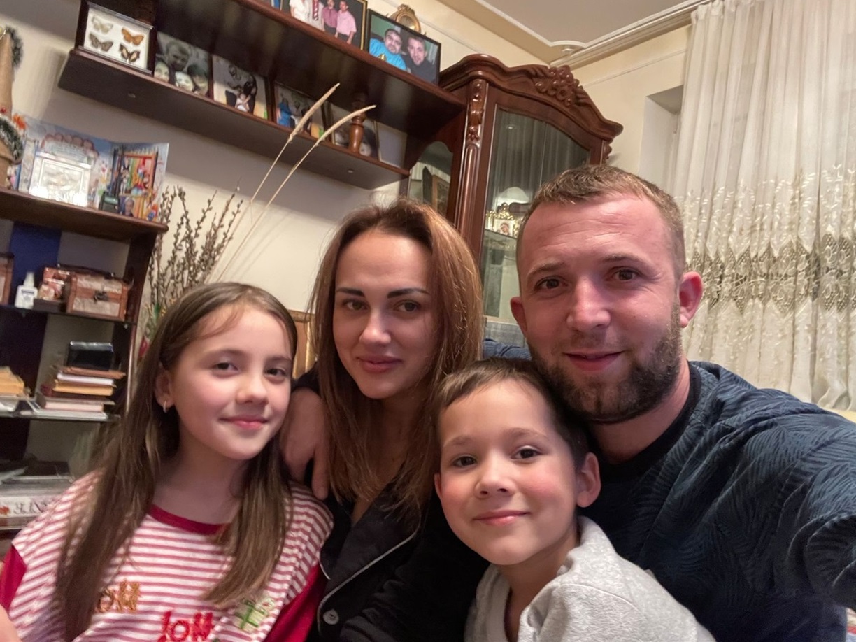 Раміл з дружиною і діточками