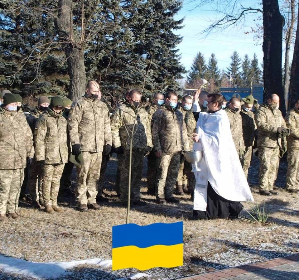 Отець Нестор благословляє наших захисників